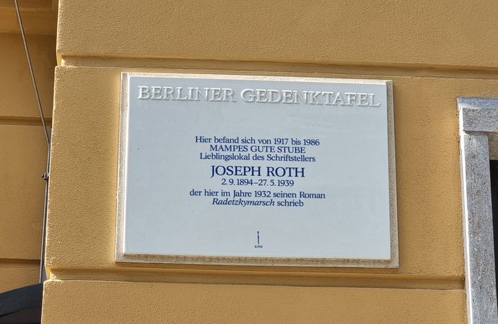 La targa posti davanti alla casa dove ha vissuto Joseph Roth a Berlino sul viale Kudamm.