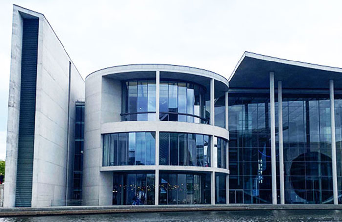 L'ingresso alla Biblioteca del Parlamento tedesco a Berlino.