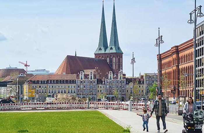 Vista da lontano del quartiere Nikolaiviertel a Berlino.