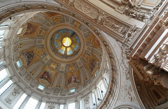 La cathédrale de Berlin, ou Berliner Dom, impressionne par sa crypte royale, ses tombeaux impériaux et son dôme offrant l’un des plus beaux panoramas de Berlin.